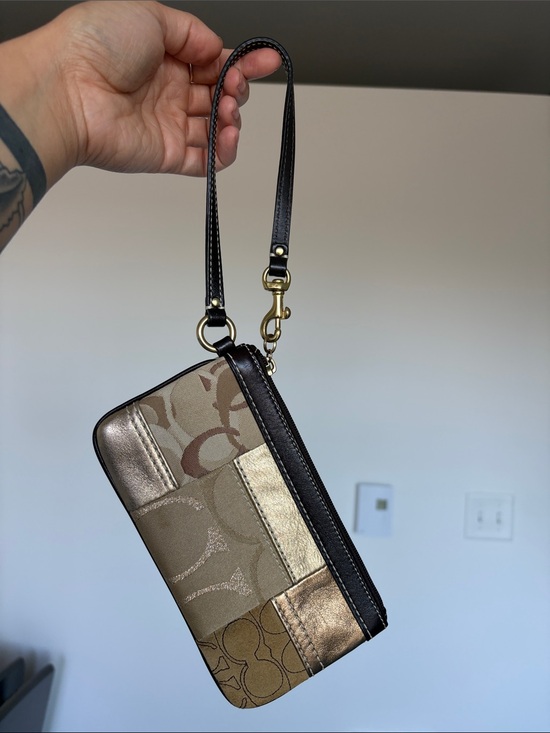 Coach Handbags - Coach wristlet